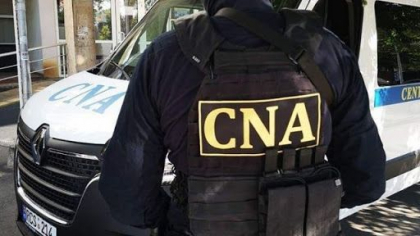 Un barbat, preluat de CNA de la aeroport. El ar fi cerut 900 de euro de la o persoana pentru a-l ajuta sa obtina permis de conducere Un barbat, preluat de CNA de la aeroport. El ar fi cerut 900 de euro de la o persoana pentru a-l ajuta sa obtina permis de conducere