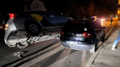 A urcat cu masina peste un alt automobil parcat. Grav accident in capitala cu implicarea unui taxi - FOTO A urcat cu masina peste un alt automobil parcat. Grav accident in capitala cu implicarea unui taxi - FOTO