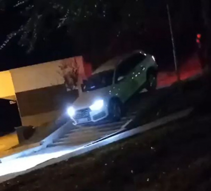 Soferul care a testat cu masina noile scari de granit din parcul Valea Morilor este cautat de politie Soferul care a testat cu masina noile scari de granit din parcul Valea Morilor este cautat de politie