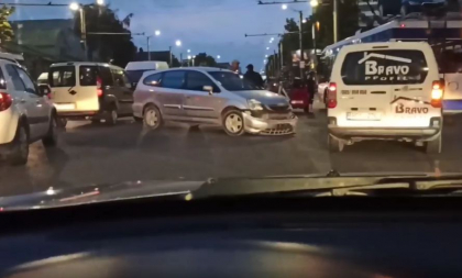 Accident pe o strada din capitala. O masina a fost avariata - VIDEO