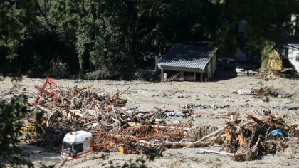 Inundatiile au maturat cadavrele din mai multe cimitire din Franta. Ramasitele ar fi ajuns pana pe malul italian al Mediteranei Inundatiile au maturat cadavrele din mai multe cimitire din Franta. Ramasitele ar fi ajuns pana pe malul italian al Mediteranei