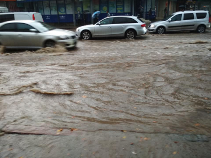 Strada Ion Creanga din capitala - inundata. Imagini, surprinse de un sofer - FOTO