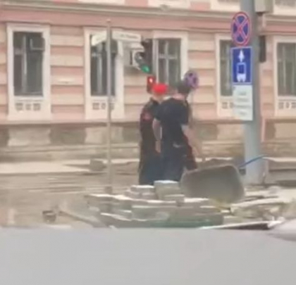 Momentul in care trei barbati se iau la bataie pe o strada din capitala, iar carabinierii incearca sa ii opreasca - VIDEO