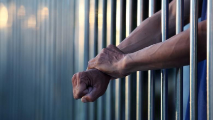 Crima la Comrat. Un barbat si-a injunghiat mortal consateanul. Faptasul risca ani grei de inchisoare Crima la Comrat. Un barbat si-a injunghiat mortal consateanul. Faptasul risca ani grei de inchisoare
