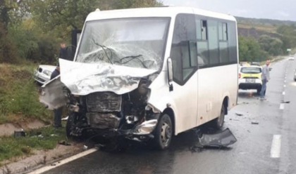 Accident cumplit la Ialoveni. Un microbuz cu pasageri s-a ciocnit cu un BMW. Sapte persoane au ajuns la spital. Ce spune politia Accident cumplit la Ialoveni. Un microbuz cu pasageri s-a ciocnit cu un BMW. Sapte persoane au ajuns la spital. Ce spune politia