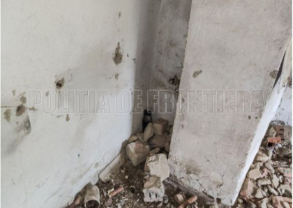 Jumatate de kg de mercur, gasit de oamenii legii intr-un bloc abandonat din Briceni - FOTO