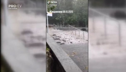 Ploile torentiale au facut prapad in capitala. Scarile de pe o strada - transformate in cascada - VIDEO
