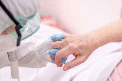 Alte 16 persoane au murit astazi din cauza coronavirusului. Cine sunt victimele