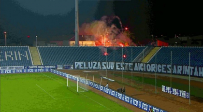  Ultrasii craiovenii nu au putut sta departe de stadion. Microbistii gazdelor au aprins torte, pe care le-au aruncat chiar si peste garduri.