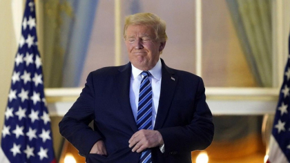 Exact, ca un star rock. Asa si-a facut aparitia Donald Trump la Casa Alba. Presedintele american si-a revenit dupa ce a fost testat pozitiv cu coronavirus si nu a ezitat sa le arate sustinatorilor sai ca este in forma Exact, ca un star rock. Asa si-a facut aparitia Donald Trump la Casa Alba. Presedintele american si-a revenit dupa ce a fost testat pozitiv cu coronavirus si nu a ezitat sa le arate sustinatorilor sai ca este in forma