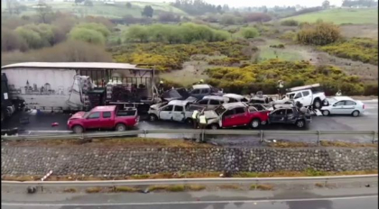 Accident grav pe o sosea din Chile. 20 de masini s-au ciocnit, iar 2 persoane au murit, dupa un incendiu Accident grav pe o sosea din Chile. 20 de masini s-au ciocnit, iar 2 persoane au murit, dupa un incendiu