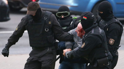 Imagini socante. Opozantii lui Lukasenko, batuti cu bestialitate de scutierii din Belarus Imagini socante. Opozantii lui Lukasenko, batuti cu bestialitate de scutierii din Belarus