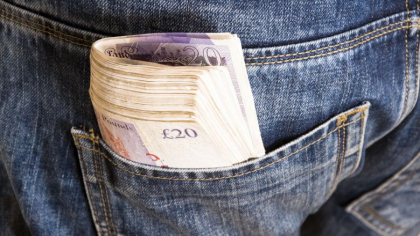 La 41 de ani, un barbat si-a dat parintii in judecata pe motiv ca nu-i mai dau bani de buzunar