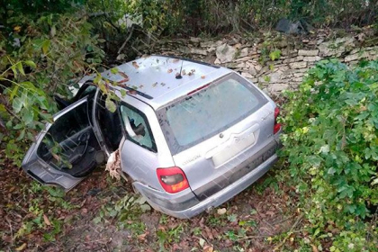 Accident la Rabnita. Un tanar beat si fara permis de conducere a ajuns cu masina intr-un copac Accident la Rabnita. Un tanar beat si fara permis de conducere a ajuns cu masina intr-un copac