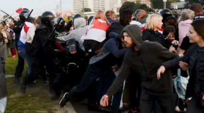 Politia din Belarus ameninta ca va incepe sa traga asupra demonstrantilor. “Soldatii nu vor pleca de pe strazi” Politia din Belarus ameninta ca va incepe sa traga asupra demonstrantilor. “Soldatii nu vor pleca de pe strazi”