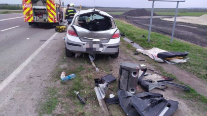 Accident la Telenesti. Un sofer a ajuns la spital, dupa ce masina pe care o conducea s-a izbit de un parapet. Automobilul - facut zob