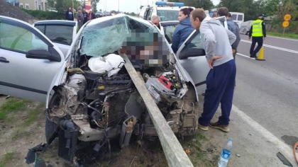 Detalii noi despre accidentul de la Telenesti. Soferul - prins intre fiarele automobilului, dupa ce masina s-a izbit puternic intr-un parapet metalic. Ce spun salvatorii - GALERIE FOTO Detalii noi despre accidentul de la Telenesti. Soferul - prins intre fiarele automobilului, dupa ce masina s-a izbit puternic intr-un parapet metalic. Ce spun salvatorii - GALERIE FOTO