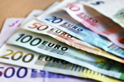 Un avocat a fost retinut de CNA pentru ca ar fi primit peste 40 de mii de euro de la clientul sau ca sa-i rezolve dosarele in judecata Un avocat a fost retinut de CNA pentru ca ar fi primit peste 40 de mii de euro de la clientul sau ca sa-i rezolve dosarele in judecata
