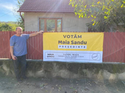Mai multi sustinatori PAS, amendati pentru ca au afisat banere pe casele si gardurile lor. Deputat PAS: "Dispozitiile legale sunt aplicate de politie diferit, de la localitate la localitate" / FOTO Mai multi sustinatori PAS, amendati pentru ca au afisat banere pe casele si gardurile lor. Deputat PAS: "Dispozitiile legale sunt aplicate de politie diferit, de la localitate la localitate" / FOTO