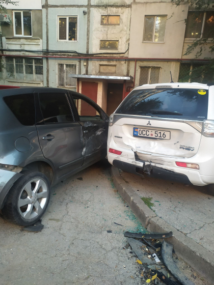 Dimineata cu ghinion pentru 4 soferi din capitala. Desi si-au parcat masinile in fata blocului, le-au gasit avariate. Politia spune ce s-a intamplat - FOTO Dimineata cu ghinion pentru 4 soferi din capitala. Desi si-au parcat masinile in fata blocului, le-au gasit avariate. Politia spune ce s-a intamplat - FOTO
