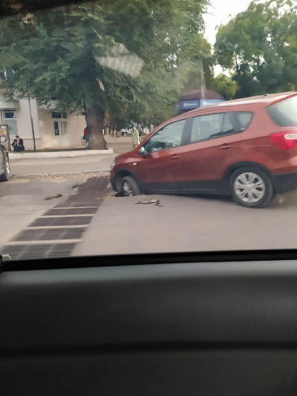 Ghinion pentru un sofer din capitala. Acesta a ramas cu masina blocata, dupa ce a intrat cu roata intr-o gaura din asfalt - FOTO Ghinion pentru un sofer din capitala. Acesta a ramas cu masina blocata, dupa ce a intrat cu roata intr-o gaura din asfalt - FOTO