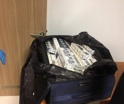 A incercat sa zboare la Londra cu mii de tigari in geanta. Un moldovean, retinut pe Aeroportul International Chisinau