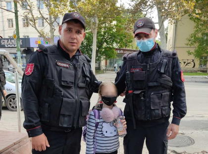 O minora din capitala si-a uitat telefonul mobil in transportul public si a inceput a plange. Aceasta a fost ajutata de carabinieri sa-si recupereze bunul - FOTO