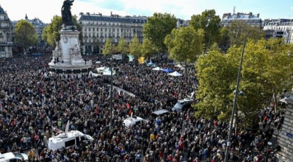 Zeci de mii de francezi au iesit in strada pentru a-l omagia pe profesorul decapitat in Paris
