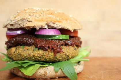„Ce este carnea vegana?” Parlamentul European va decide miercuri daca produsele vegetale vor mai putea fi etichetate drept ”friptura” sau ”carnati”