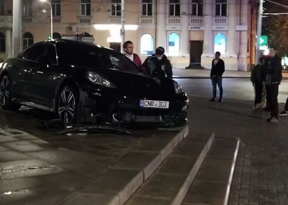 Un Porsche s-a izbit de scarile monumentului Stefan cel Mare, dupa ce soferul a pierdut controlul volanului. Cum s-a intamplat totul - GALERIE FOTO