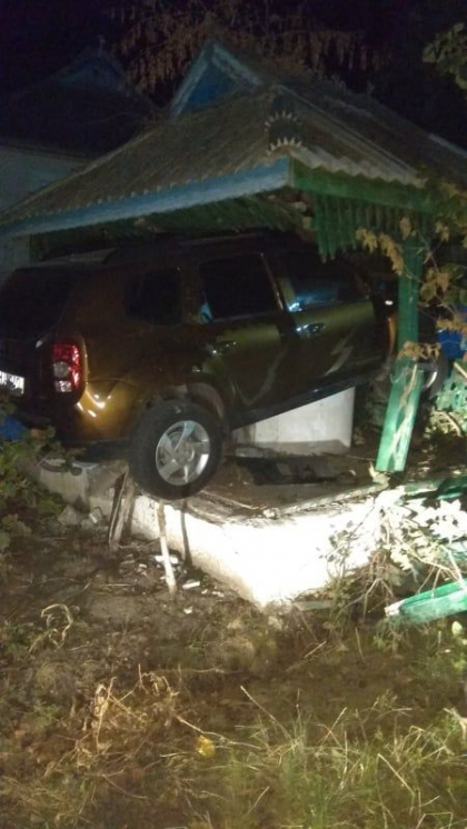 Accident la Causeni. Un sofer a ajuns cu masina intr-o fantana - FOTO