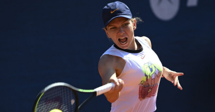 Simona Halep trage tare de fiare pentru a intra in noul an in forma maxima. Tenismena a luat o pauza de la competitii si pune accent pe exercitii la sala de forta Simona Halep trage tare de fiare pentru a intra in noul an in forma maxima. Tenismena a luat o pauza de la competitii si pune accent pe exercitii la sala de forta