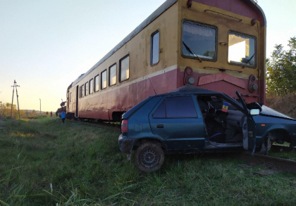 Imagini de la accidentul de pe calea ferata din Cantemir, unde un automobil a fost lovit de un tren 
