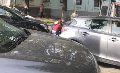 O femeie, lovita in plin de un taxi pe o trecere de pietoni din capitala. Victima a fost transportata la spital