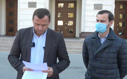 Andrei Nastase a depus un denunt la Procuratura Generala impotriva lui Igor Dodon. Reactia candidatului independent: "Disperarea nu are limite" - VIDEO Andrei Nastase a depus un denunt la Procuratura Generala impotriva lui Igor Dodon. Reactia candidatului independent: "Disperarea nu are limite" - VIDEO