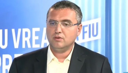 Dupa ce un alegator l-a acuzat pe Renato Usatii ca n-a facut terenuri sportive la Balti, precum a promis, candidatul la prezidentiale vine cu o replica: "Omul e din cosmos" - VIDEO Dupa ce un alegator l-a acuzat pe Renato Usatii ca n-a facut terenuri sportive la Balti, precum a promis, candidatul la prezidentiale vine cu o replica: "Omul e din cosmos" - VIDEO