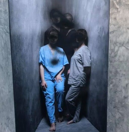 Expozitia "Prinsi in ungher", dedicata medicilor din prima linie, vandalizata: "Incearca sa mai faci ceva frumos pentru oameni, oras. Iti piere cheful" - FOTO Expozitia "Prinsi in ungher", dedicata medicilor din prima linie, vandalizata: "Incearca sa mai faci ceva frumos pentru oameni, oras. Iti piere cheful" - FOTO