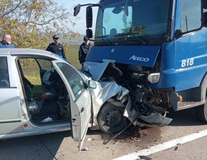 Grav accident la Sangerei. Un automobil s-a ciocnit frontal cu un camion. Sunt raniti - FOTO Grav accident la Sangerei. Un automobil s-a ciocnit frontal cu un camion. Sunt raniti - FOTO