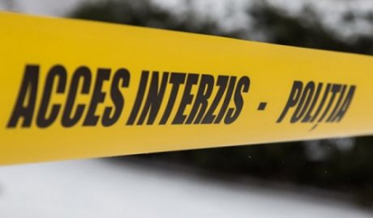 Un barbat a fost gasit mort pe marginea drumului, dupa ce ar fi fost lovit de o masina, la Straseni. Suspectul - retinut pentru 72 de ore Un barbat a fost gasit mort pe marginea drumului, dupa ce ar fi fost lovit de o masina, la Straseni. Suspectul - retinut pentru 72 de ore