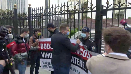 Igor Dodon - asteptat maine la dezbateri. Membrilor PAS li s-a interzis sa afiseze bannerul cu invitatia pe gardul Presedintiei - VIDEO Igor Dodon - asteptat maine la dezbateri. Membrilor PAS li s-a interzis sa afiseze bannerul cu invitatia pe gardul Presedintiei - VIDEO