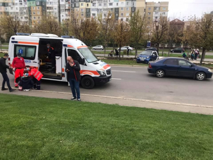 Accident la Ciocana. O masina parcata a pornit de una singura la vale, a lovit un pieton si s-a oprit intr-un copac. Femeia - transportata la spital. Cine e soferul si unde se afla in acel moment - GALERIE FOTO Accident la Ciocana. O masina parcata a pornit de una singura la vale, a lovit un pieton si s-a oprit intr-un copac. Femeia - transportata la spital. Cine e soferul si unde se afla in acel moment - GALERIE FOTO
