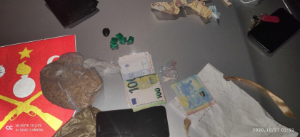 Se comporta suspect si agitat, apoi a fost oprit de carabinieri. Ce a scos un tanar de 22 de ani de prin buzunare Se comporta suspect si agitat, apoi a fost oprit de carabinieri. Ce a scos un tanar de 22 de ani de prin buzunare