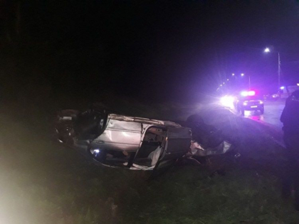 Grav accident la Anenii Noi. Beat la volan si fara permis de conducere, un sofer s-a rasturnat cu BMW-ul si a ajuns intr-un sant. Trei pasageri - transportati la spital Grav accident la Anenii Noi. Beat la volan si fara permis de conducere, un sofer s-a rasturnat cu BMW-ul si a ajuns intr-un sant. Trei pasageri - transportati la spital