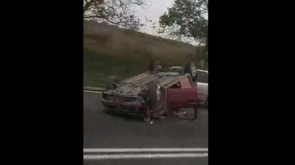 Grav accident pe soseaua Hancesti. O masina s-a rasturnat - VIDEO Grav accident pe soseaua Hancesti. O masina s-a rasturnat - VIDEO
