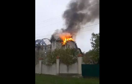 Incendiu puternic la Drochia. O casa care se afla in constructie a luat foc - VIDEO Incendiu puternic la Drochia. O casa care se afla in constructie a luat foc - VIDEO