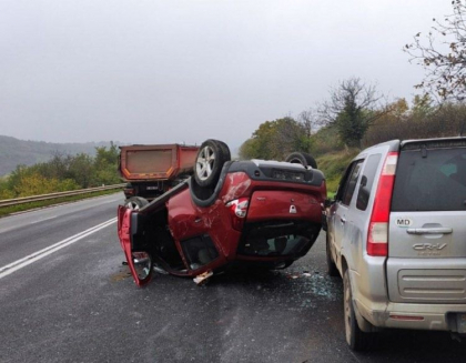Detalii noi despre accidentul de pe soseaua Chisinau-Hancesti unde o masina s-a rasturnat. Doua persoane au ajuns la spital