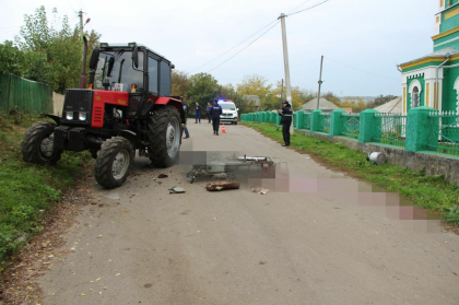 Grav accident la Floresti. Un barbat a murit, dupa ce a intrat cu motocicleta intr-un tractor- FOTO
