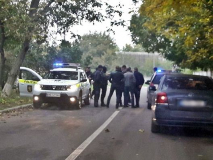 Au sunat la SPIA, spunand ca li s-a cerut bani si au fost batuti de politistii de patrulare. Cum trei barbati au incercat sa scape de pedeapsa dupa ce oamenii legii i-au stopat cu vehiculul incarcat ilegal cu lemne - VIDEO Au sunat la SPIA, spunand ca li s-a cerut bani si au fost batuti de politistii de patrulare. Cum trei barbati au incercat sa scape de pedeapsa dupa ce oamenii legii i-au stopat cu vehiculul incarcat ilegal cu lemne - VIDEO