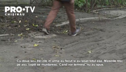 Au scapat de mirosul urat, dar s-au pomenit cu gropi si mizerie in jurul casei. Asta spun locatarii unui bloc din sectorul Botanica, unde s-au facut lucrari la sistemul de canalizare