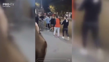 Imagini socante in capitala. Detalii noi despre bataia in care mai multi tineri si-au impartit pumni si picioare in plina strada